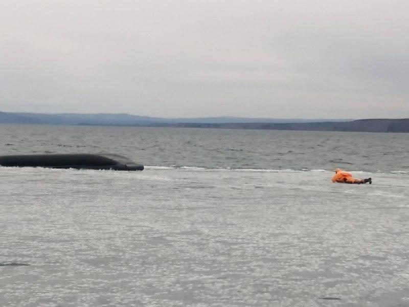 Лодка с пассажирами перевернулась на Иркутском водохранилище