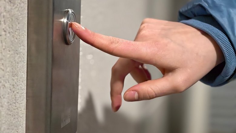 МЧС: в Махачкале лифт с пассажирами упал с четвертого этажа