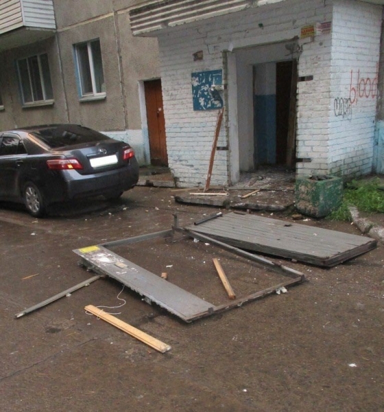 Молния выбила дверь подъезда в&nbsp;Лесосибирске 