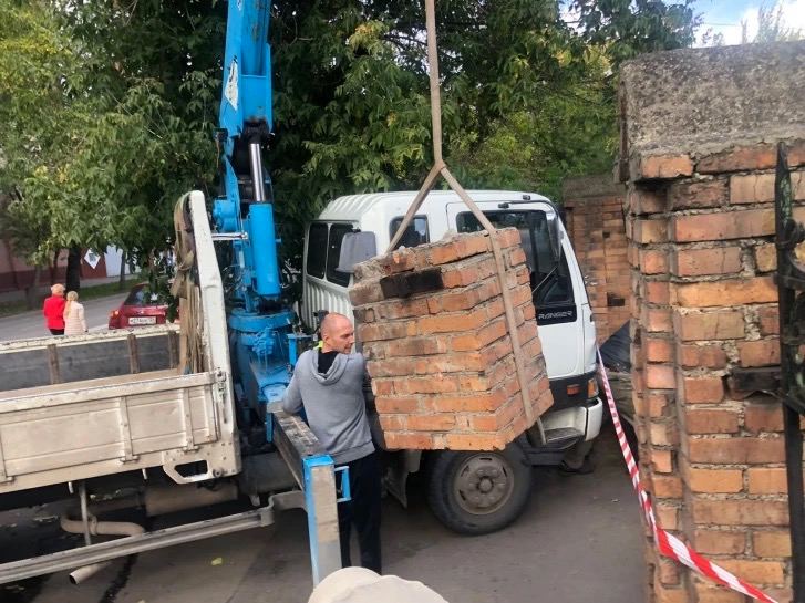 Мусоровоз снёс часть объекта культурного наследия в центре Красноярска