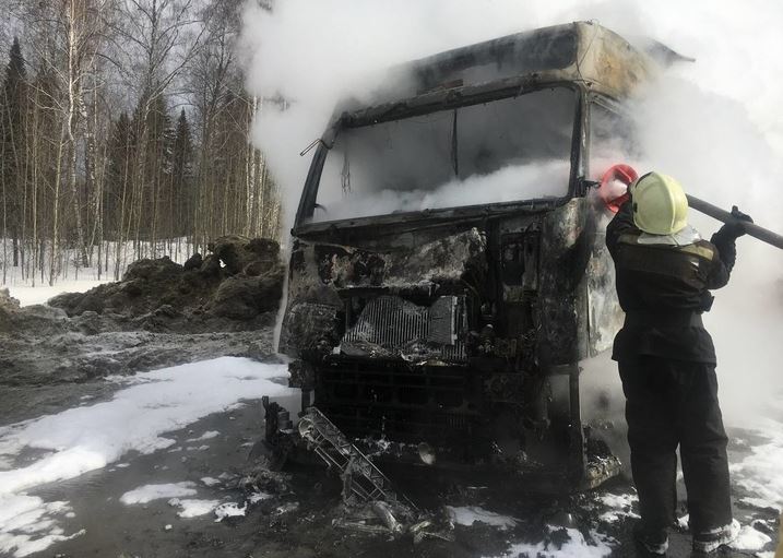 На Богашевском тракте вблизи Томска потушили загоревшийся бензовоз
