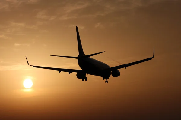 На юге Китая рухнул пассажирский Boeing 737. На его борту находились 132 человека