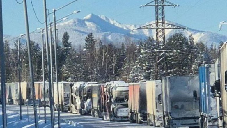 На трассе &laquo;Байкал&raquo; застряли 350 грузовиков из-за непогоды