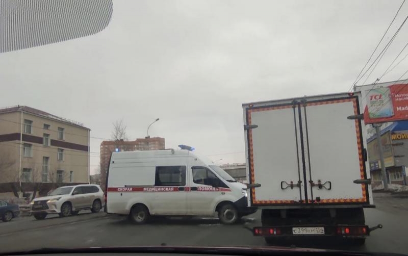 На улице Большевистской в Новосибирске в ДТП попала карета скорой помощи