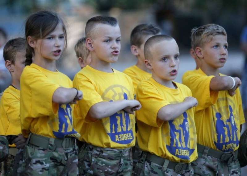 Нацист, воспитатель, блогер: Как боевик АТО в особых лагерях на Украине учит детишек убивать российских