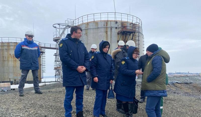 На Енисее снова обнаружили пятна от топлива. Прокуратура начала проверку