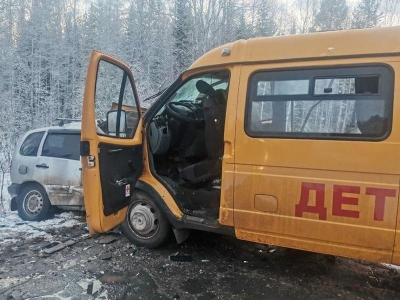 «Нива Шевроле» и микроавтобус с детьми попали в ДТП в Прибайкалье