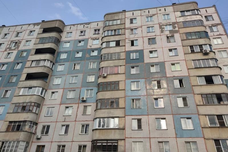 Новосибирские спасатели обнаружили труп мужчины в запертой квартире