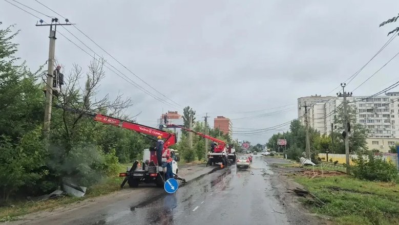 Один человек погиб и более 50 пострадали от урагана в Ростовской области