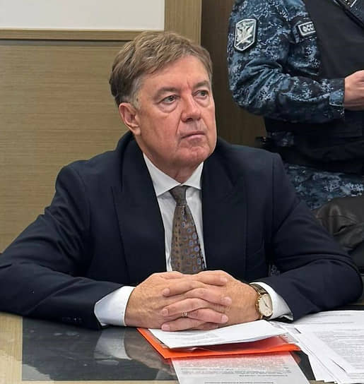 Останкинский райсуд Москвы удовлетворил иск Генпрокуратуры к бывшему судье Верховного суда, председателю Совета судей России Виктору Момотову об обращении в доход государства имущества &mdash; сети отелей Marton стоимостью более 9&nbsp;млрд руб. Ими, как утверждал надзор, судья владел совместно с краснодарским отельером Андреем Марченко. Последнему, по данным надзора, ответчик помогал выигрывать судебные споры и увеличивать бизнес-империю. При этом гостиницы использовались и для занятия проституцией, в том числе с участием несовершеннолетних.