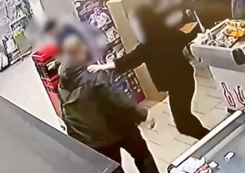 Пьяный мужчина избил покупателей в супермаркете Ачинска. Видео