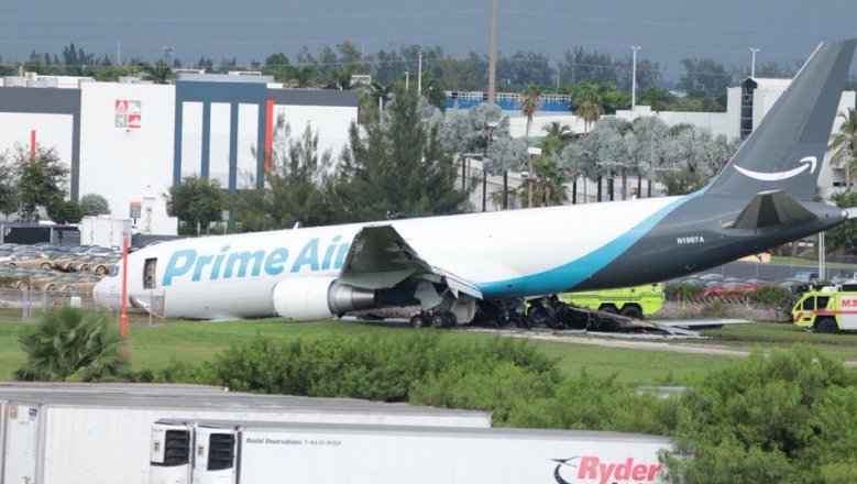 Пять человек погибли после выезда грузового Boeing за полосу в Майами