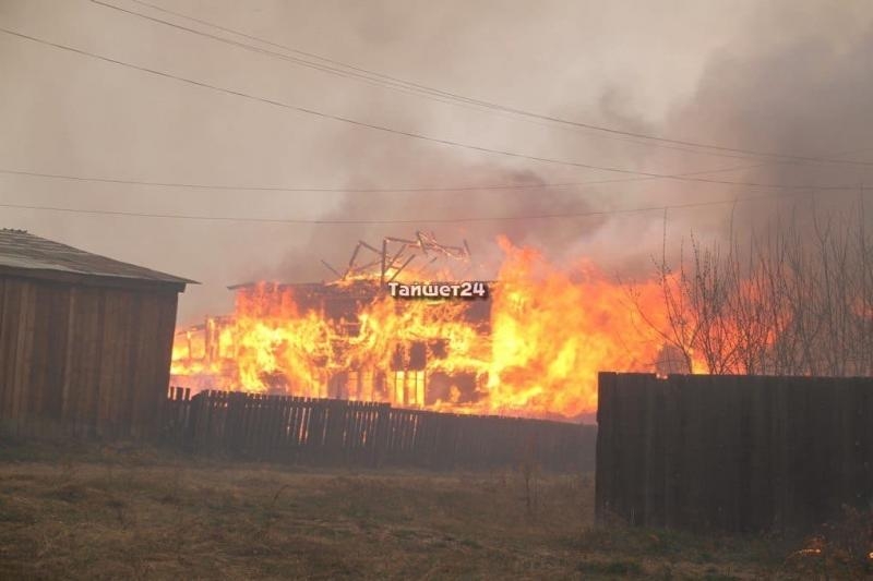 Под Тайшетом сгорело 8 домов и школа