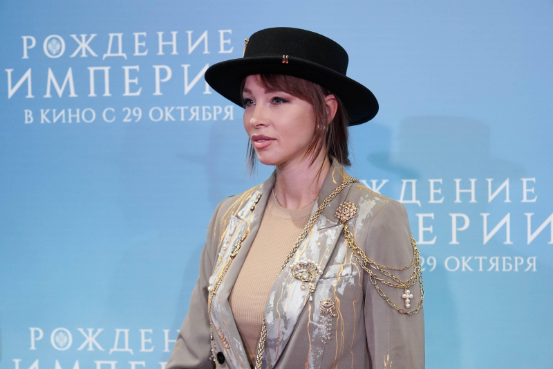 Полина Диброва, уехавшая в Китай с дочкой Елены Товстик, резко ответила ей: &laquo;Это ты травмируешь девочку!&raquo;
