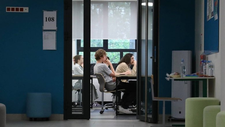 Прячет телефон и боится звонков: Как понять, что ваш подросток попал под влияние мошенников