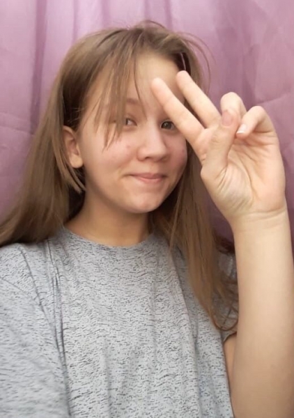 Пропавшая в Иркутске школьница выбросила тетрадки в урну у Вечного огня