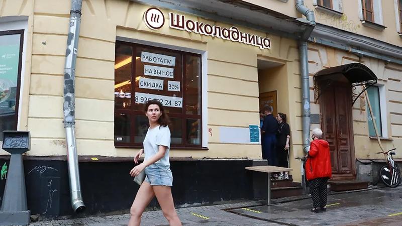 Просрочка, полуфабрикаты, долго и дорого: Что скрывается за витринами знаменитой сети кафе «Шоколадница»