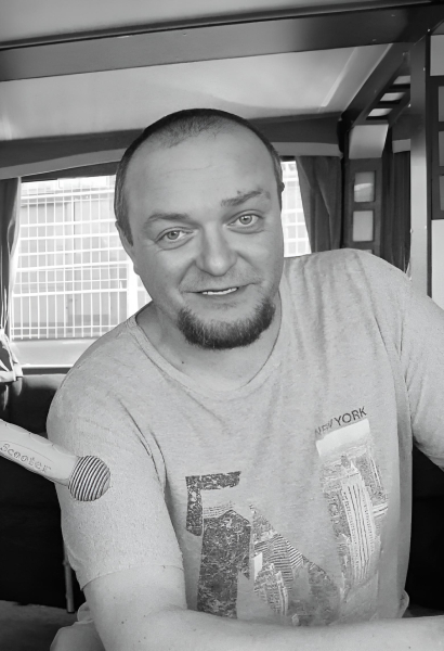 С басистом &laquo;Кукрыниксов&raquo; Дмитрием Оганяном, который перед смертью отрубил себе руку, прощаются в Санкт-Петербурге