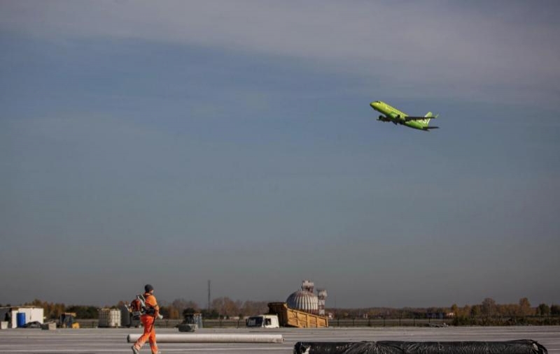 Самолет из Новосибирска в Москву получил повреждение перед вылетом