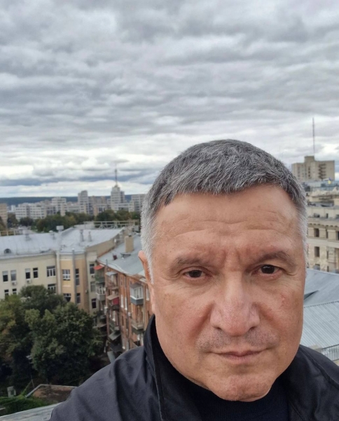 Бойцам на башмаки: Для чего бывший руководитель МВД Украины Аваков продаёт люксовое вино из собственной коллекции

