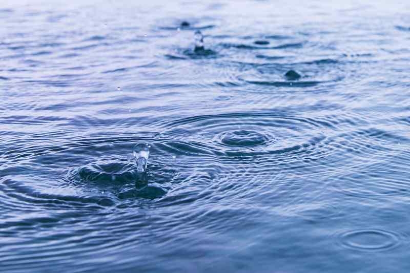 Спасатели вытащили группу людей, которая застряла на острове посреди Обского моря