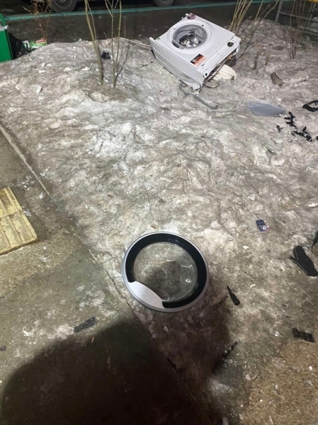 Ссора пары из&nbsp;Красноярска закончилась выброшенной из&nbsp;окна стиральной машиной. Фото