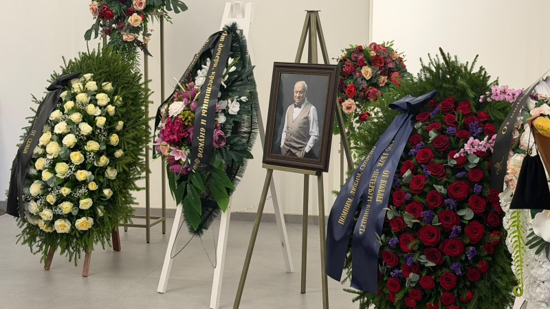 Стас Пьеха с мамой прощаются с основателем ВИА &laquo;Поющие гитары&raquo; Евгением Броневицким: репортаж из Петербурга