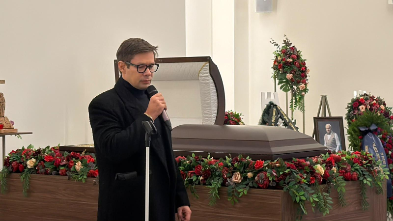 Стас Пьеха с мамой прощаются с основателем ВИА &laquo;Поющие гитары&raquo; Евгением Броневицким: репортаж из Петербурга