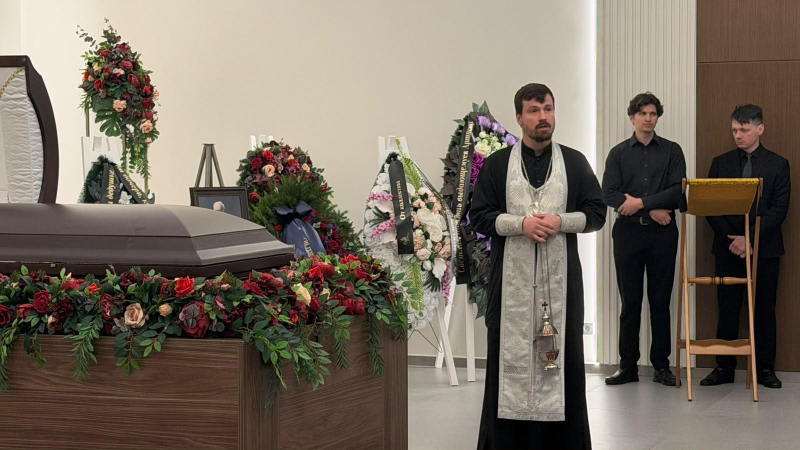 Стас Пьеха с мамой прощаются с основателем ВИА &laquo;Поющие гитары&raquo; Евгением Броневицким: репортаж из Петербурга