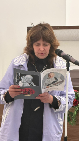Стас Пьеха с мамой прощаются с основателем ВИА &laquo;Поющие гитары&raquo; Евгением Броневицким: репортаж из Петербурга