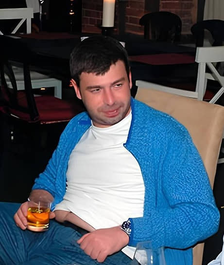 Суд над совладельцем ГК 1520 Борисом Ушеровичем пройдет заочно. Ему вменяется дача взятки бывшему полковнику Дмитрию Захарченко в размере 1,4 млрд рублей за покровительство теневым операциям. Ушерович вину отрицает.