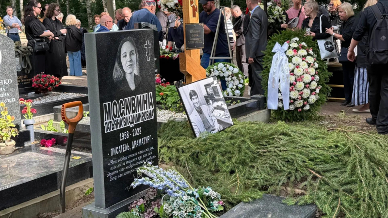 Теперь навсегда рядом с любимой: телеведущего Сергея Шолохова похоронили рядом с женой Татьяной Москвиной
