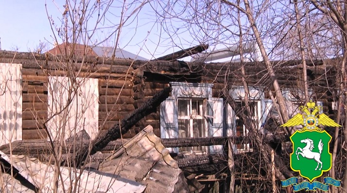 Трое томских полицейских спасли пенсионерку из горящего дома