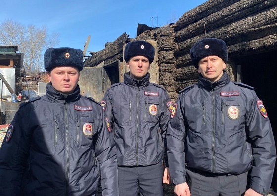 Трое томских полицейских спасли пенсионерку из горящего дома