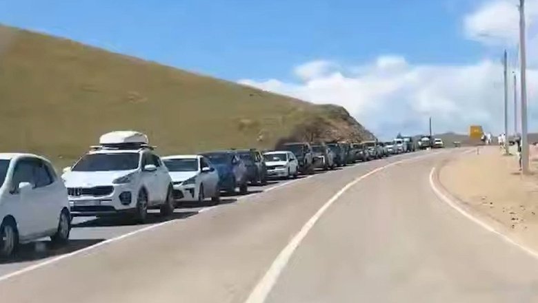 Тысячи людей застряли в пробке на Байкале из-за нехватки паромов