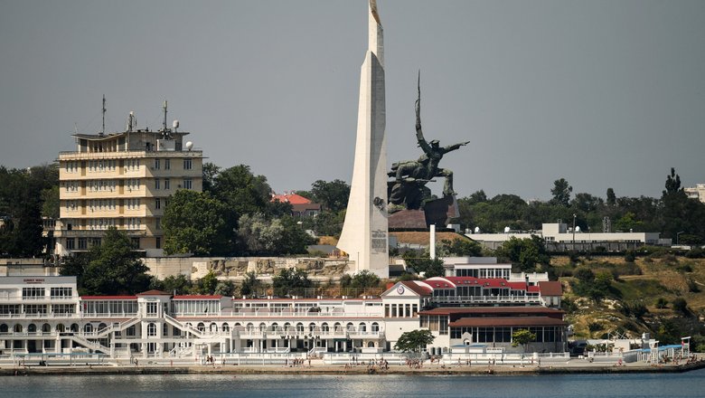 У берегов Севастополя образовалось нефтяное пятно на месте крушения плавкрана