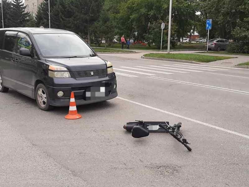 В Бердске под колеса машины попал ребенок на самокате
