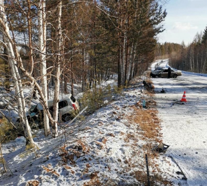 В Братском районе столкнулись две Toyota, погиб пассажир одной из них