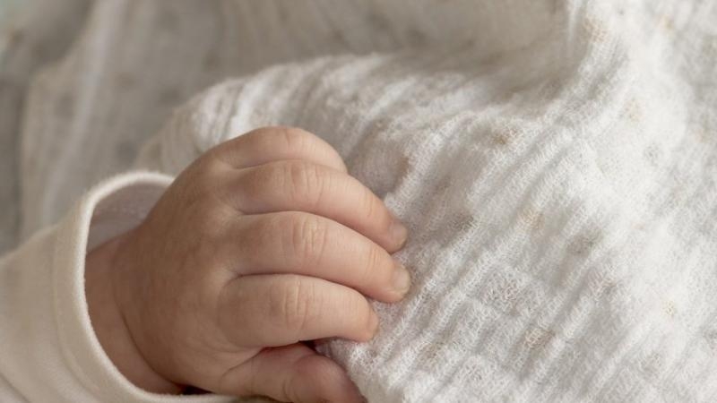 В Бурятии 10-месячного ребенка случайно заперли в автомобиле