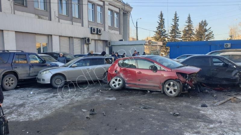 В Иркутске-II водитель сбил пешехода и 7 машин
