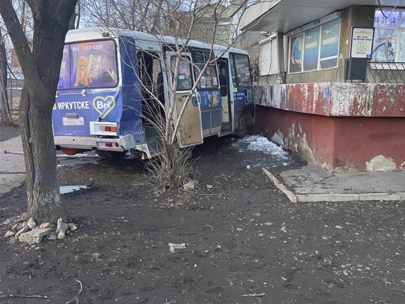 В Иркутске маршрутка столкнулась с пожарным «Уралом»