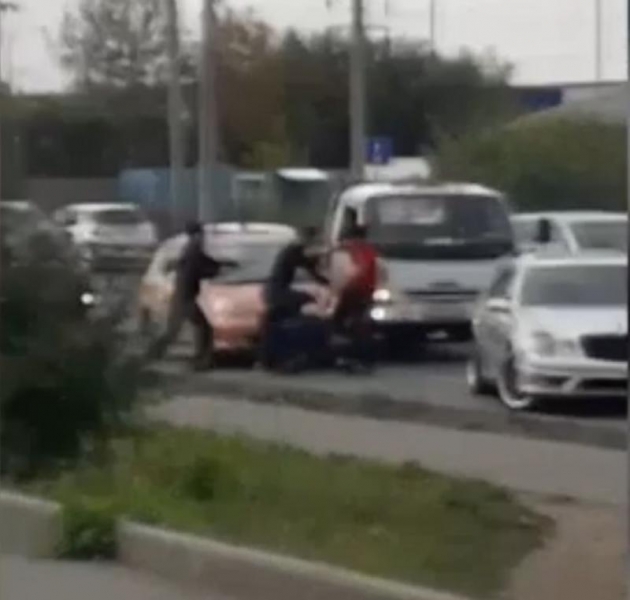 В Иркутске на Трактовой подрались трое водителей