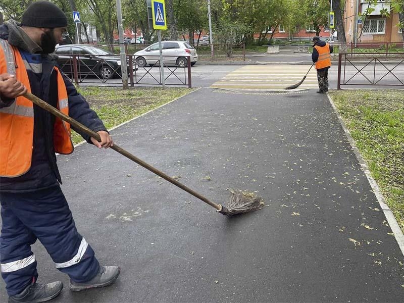 В Иркутске убираются на тротуарах и дорогах
