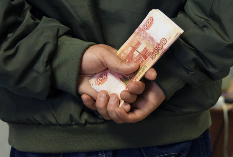 В Краснодаре вступило в силу решение о взыскании в казну 7&nbsp;млн руб. с Романа Неделько, экс-начальника отдела экономической безопасности управления на транспорте МВД по Южному федеральному округу, и Георгия Шауро, бывшего главы общественного совета при управлении, которые осуждены за получение этой суммы в качестве взятки. Спор по иску прокуратуры дошел до кассации, которая сочла изъятие средств недопустимым, так как оно является повторным наказанием осужденных. При новом рассмотрении гражданского дела суды поддержали прокуратуру.