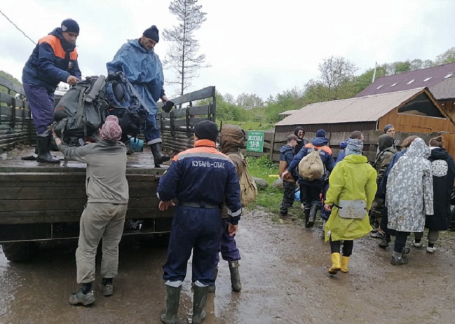 В Краснодарском крае разлившаяся река заблокировала тургруппу из 75 человек. Туристов эвакуировали