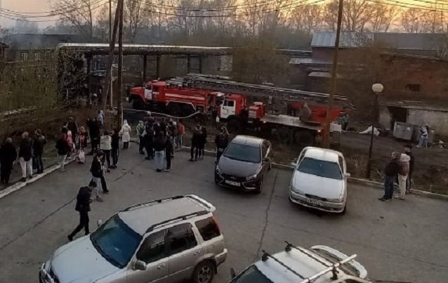 В Ленинском районе Томска горел аварийный дом, где жили четыре семьи