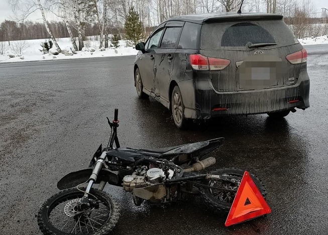 В Лоскутово мопед под управлением подростка врезался в иномарку
