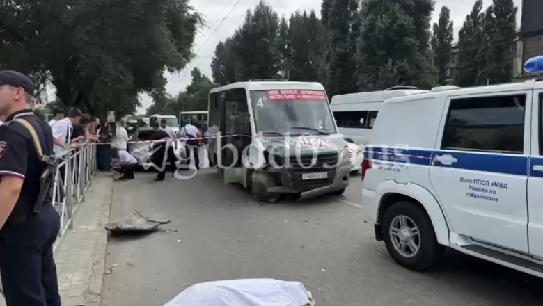 В Махачкале маршрутка насмерть сбила женщину, перебегавшую дорогу