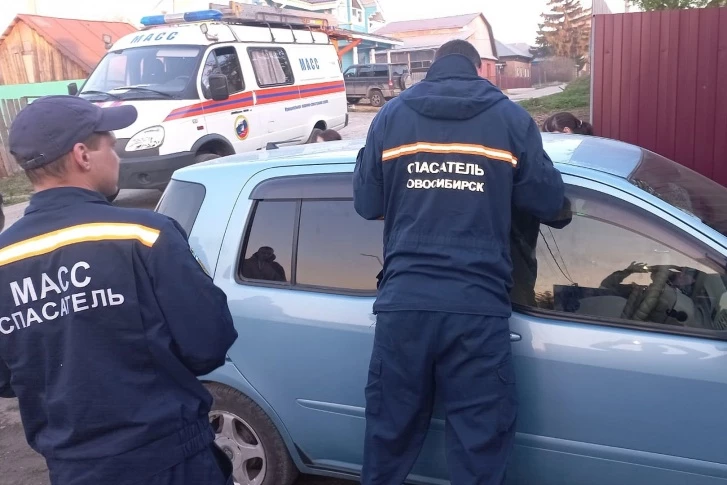 В Новосибирске двухлетний ребенок оказался заперт в машине