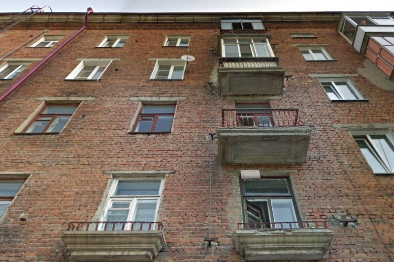 В Новосибирске из окна пятиэтажного дома выпал мужчина
